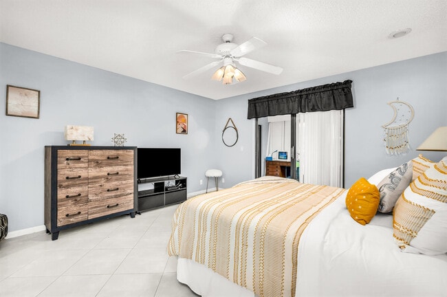 Building Photo - 18615 Breezy Palm Way