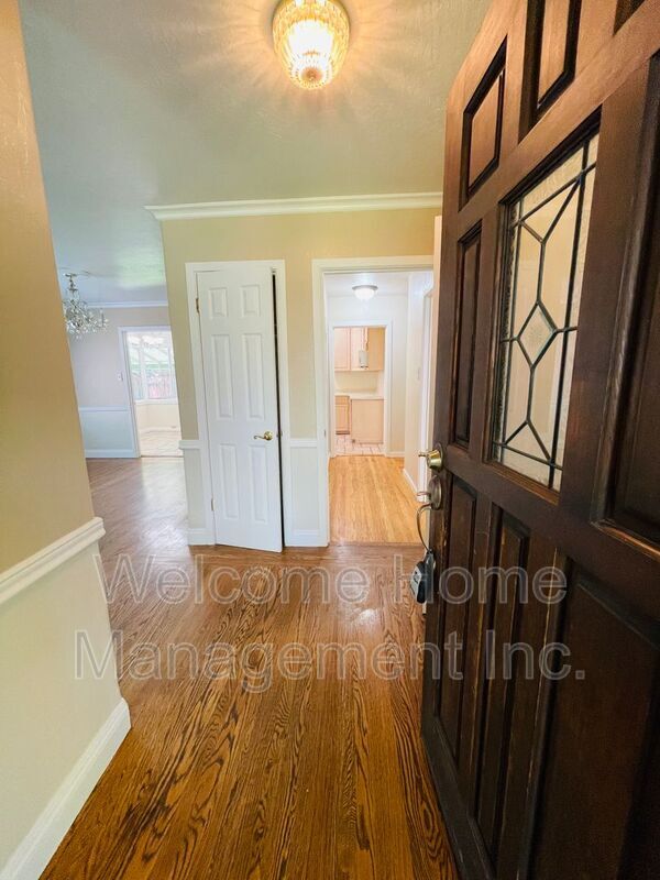 Building Photo - 2561 Olympic Blvd