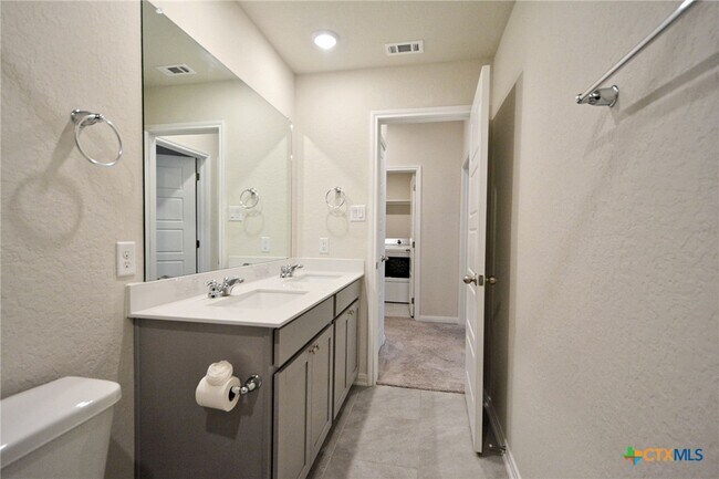 Building Photo - 723 Myrtle Path