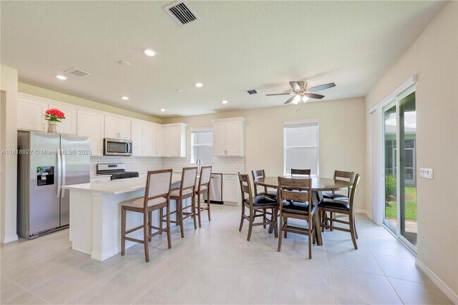 Building Photo - 12300 SW Myrtle Oak Dr