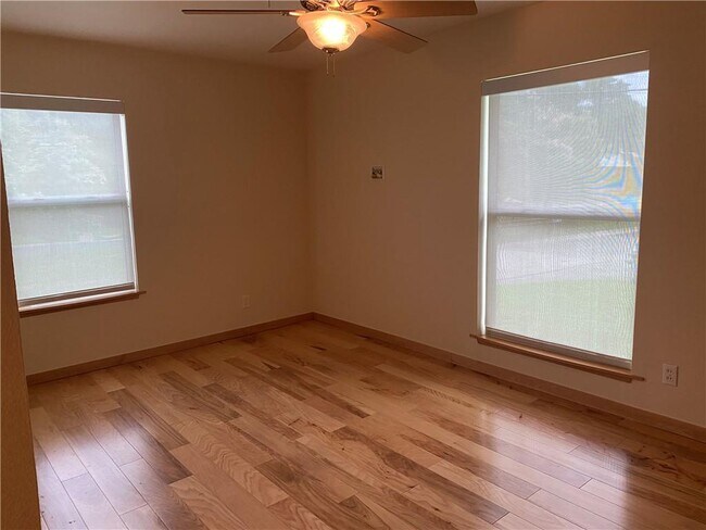 Building Photo - 2500 Barhill Dr