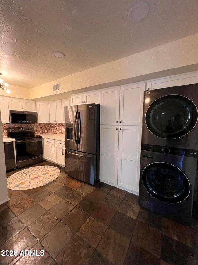 Building Photo - 7300 N Dreamy Draw Dr