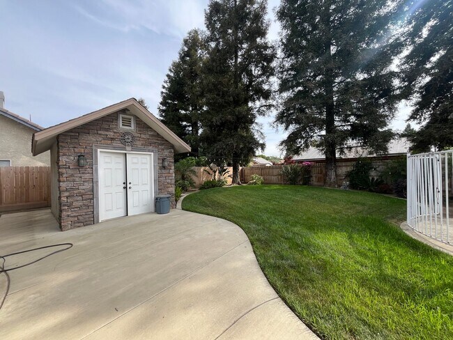 Building Photo - Beautiful Southside Visalia Home! Coming Soon!