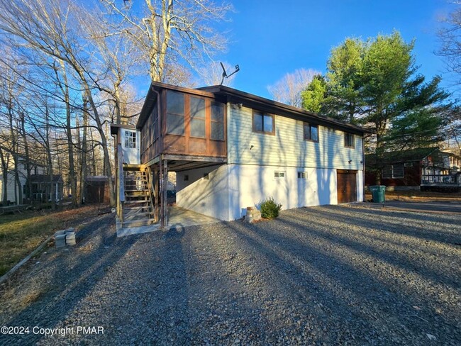 Building Photo - This charming 3-bedroom, 2-bath raised ranch