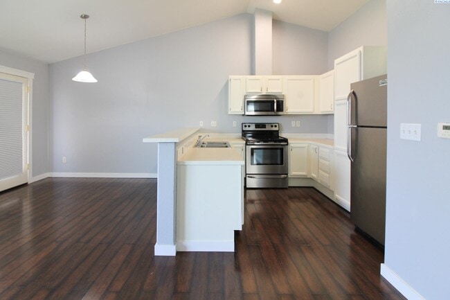 Building Photo - 2 bed, 2 bath townhome in Pasco