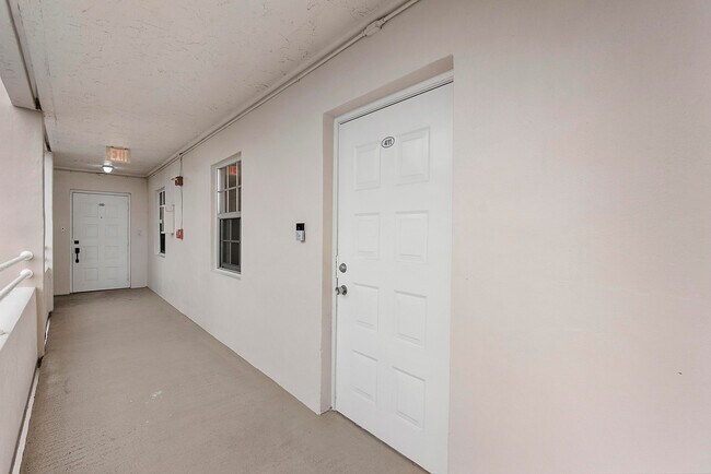 Building Photo - 3900 Oaks Clubhouse Dr