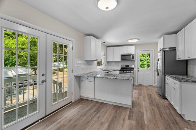 Building Photo - Gorgeous 3 Bedroom, 2 Bath Split-level home in Brentwood - High-end Renovation, Pet Friendly!