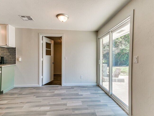 Building Photo - 4 Bedroom/2 Bath home with fenced yard.