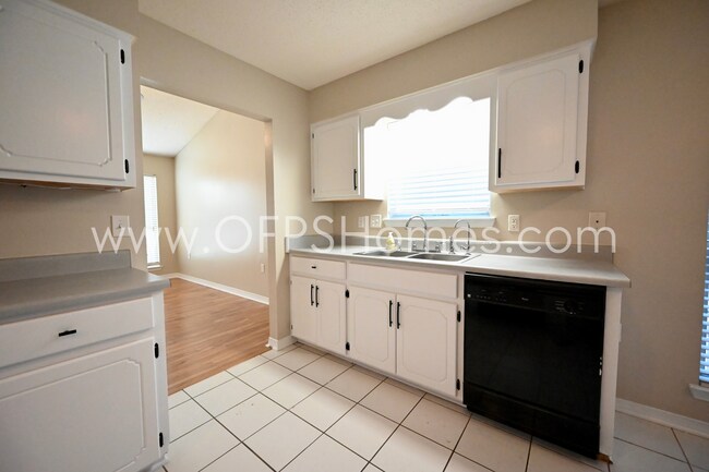 Building Photo - 636 Emerald Ln