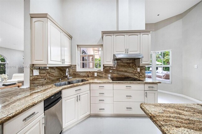 Building Photo - 1033 Almeria Ave