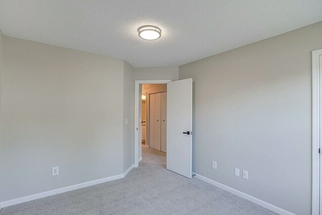 Building Photo - 404 Quartz Dr