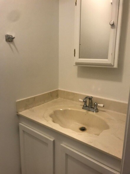 Building Photo - 615 Bowers Ct