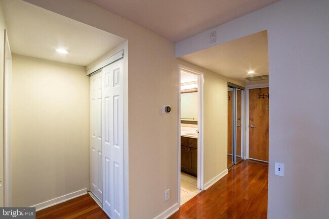 Building Photo - 301 Race St