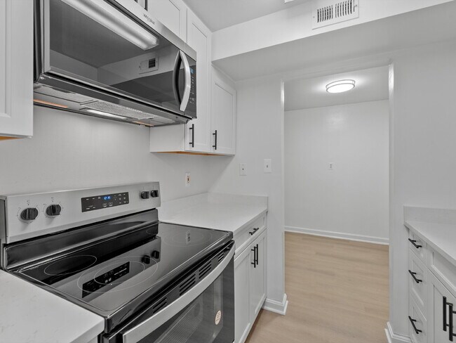 Building Photo - Sought-After fully remodeled Park Glen Condo Living in Arlington!