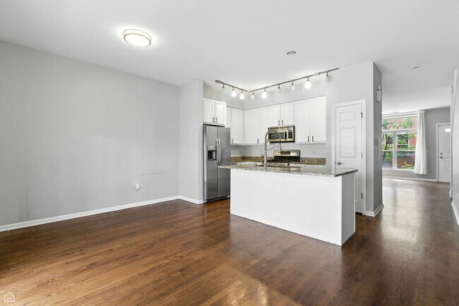 Building Photo - 346 E 25th Pl