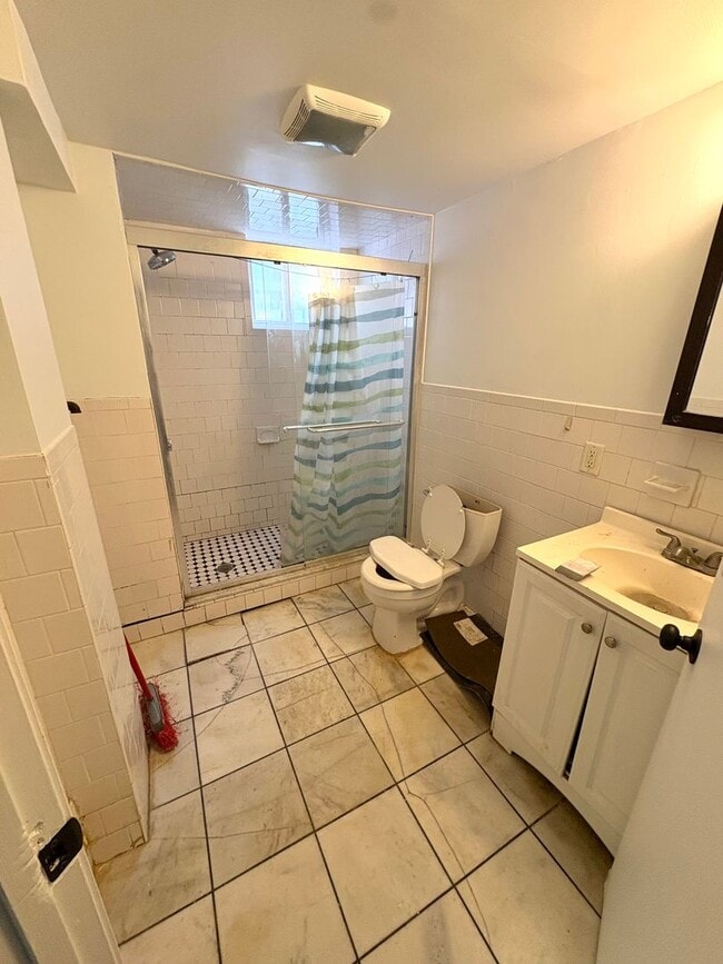 Building Photo - Spacious 2-bed Right on Comm Ave. - Close to T