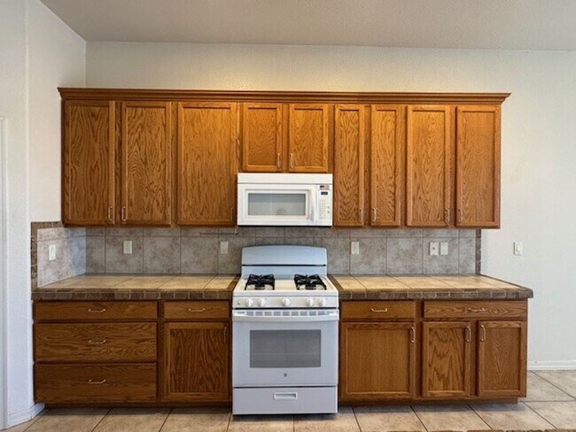 Building Photo - 3 Bedroom Exec Home Bullhead Parkway close...