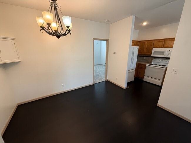 Building Photo - 3 Bed, 2 Bath Townhome Available Now!