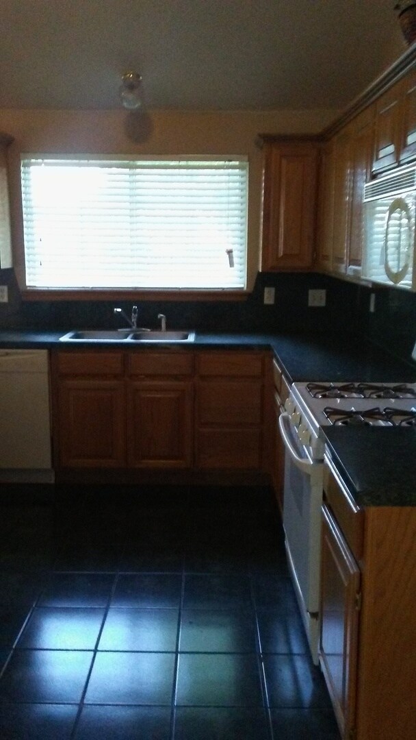 Building Photo - 4 Bed, 2 Bath, 2 car garage home, 1.5 miles from OU campus.