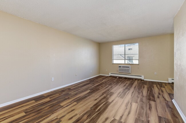 Building Photo - Spacious 1 Bedroom in Capitol Hill!