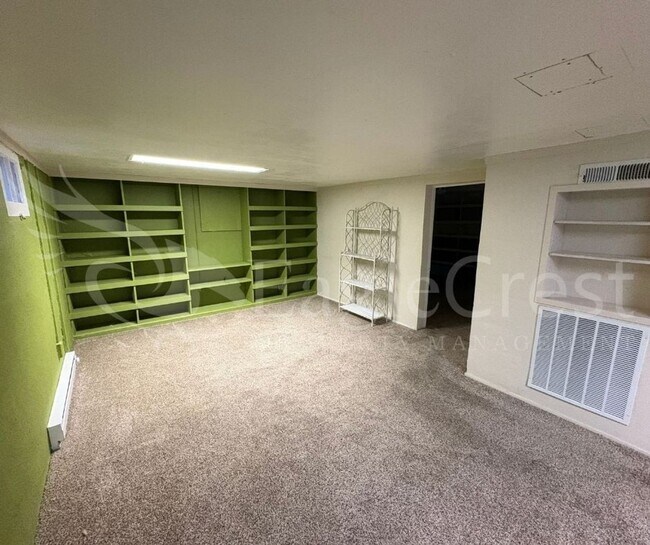 Building Photo - Three Bedroom, Two Bathroom House Near Sha...