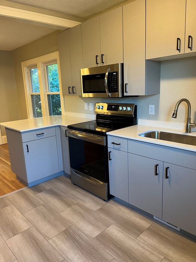 Building Photo - 1093 25th Ave SE