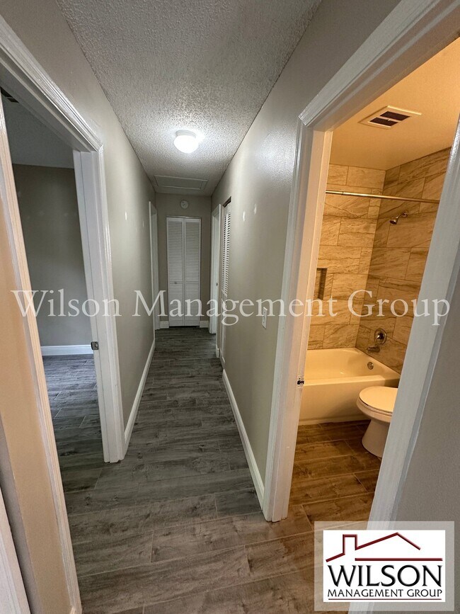 Building Photo - 643 David St