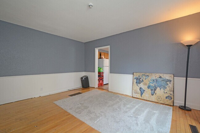 Building Photo - 320 4th St W