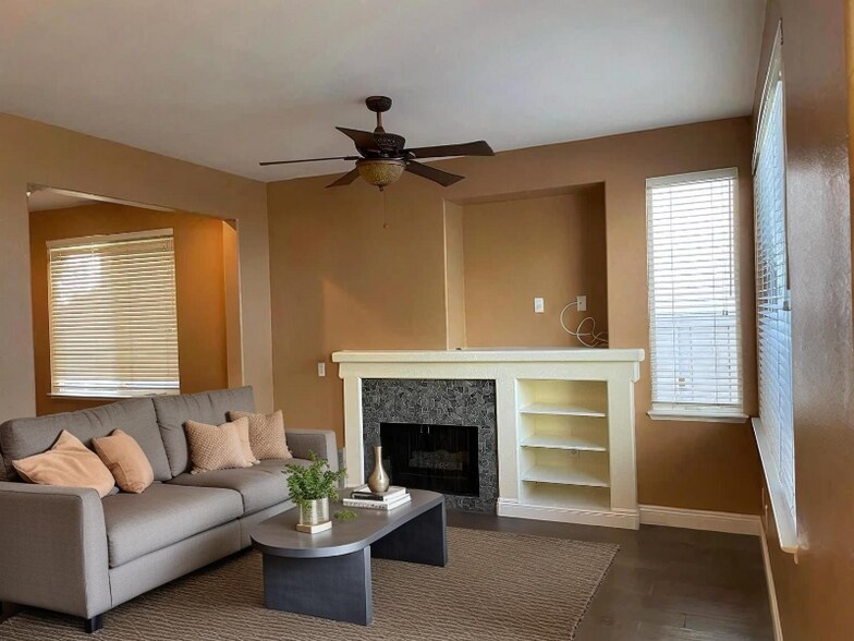 Building Photo - 11595 Compass Point Dr N