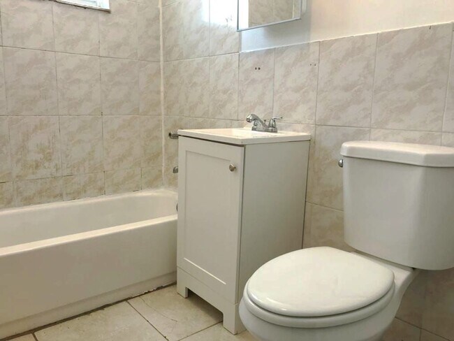 Building Photo - Ground Floor 2 Bedroom Just steps to Wynwood