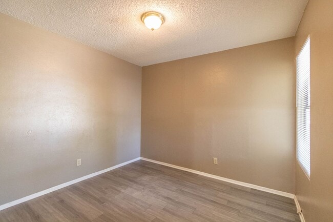 Building Photo - 701 Country Aire Dr
