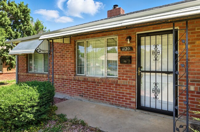 Building Photo - 3 Bedroom / 2 Bathroom Home With Large Bac...