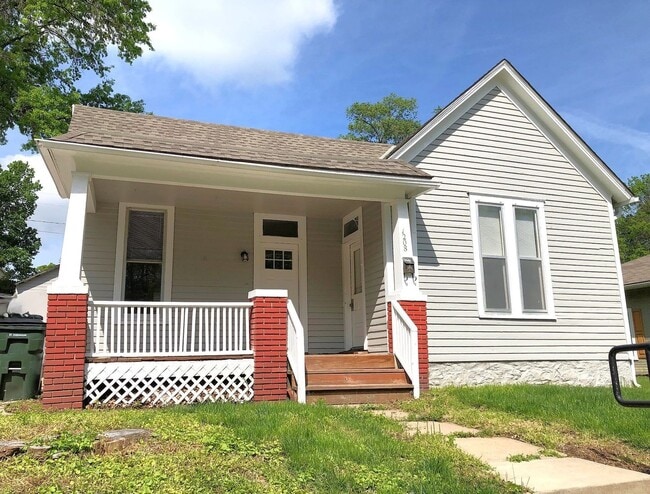 Building Photo - Now Available!! 1 Bed, 1 Bath House - BONUS ROOM!!