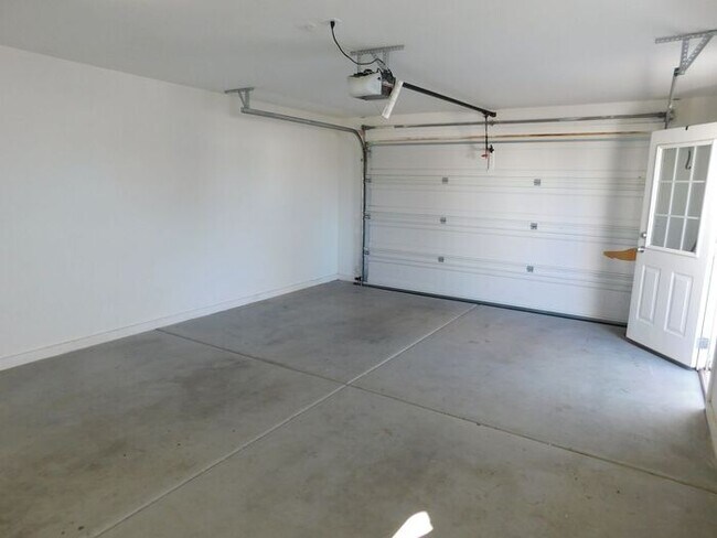 Building Photo - Spacious 3-Bedroom, 2-Bath Home