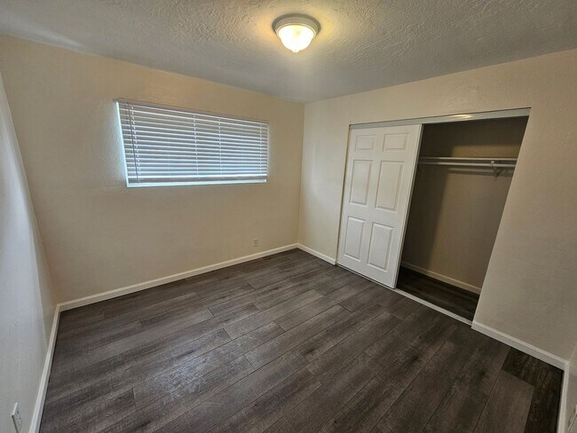 Building Photo - Move-In Ready: Secure 3BR Oakland Apartment with Paid Utilities