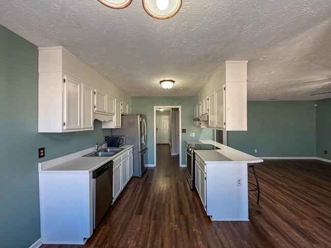 Building Photo - Charming 3 Bed 2 Bath Home with Fenced Backyard