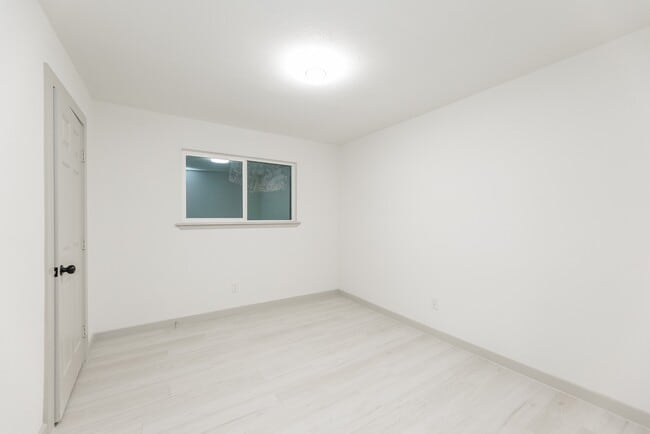 Building Photo - 7115 Falling Waters Dr