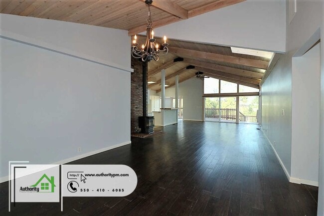 Building Photo - 875 Lakeview Dr