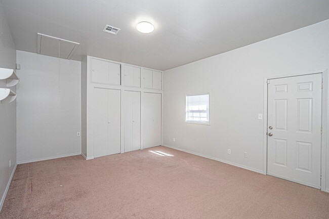 Building Photo - 4 Bedroom 1.5 Bath Home Near I-240 and I-3...