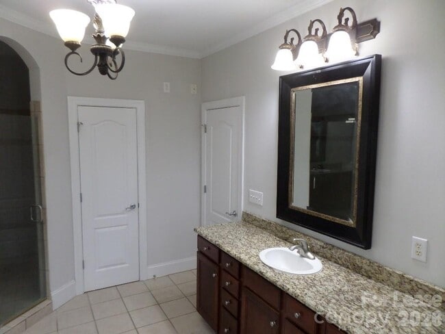 Building Photo - 421 Greenbay Rd