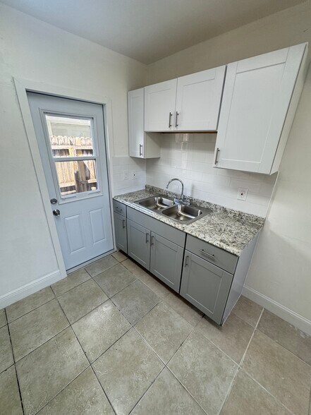 Building Photo - 1113 19th Ave N