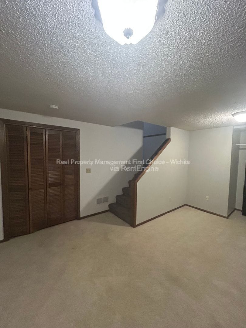 Building Photo - 2405 S Capri St