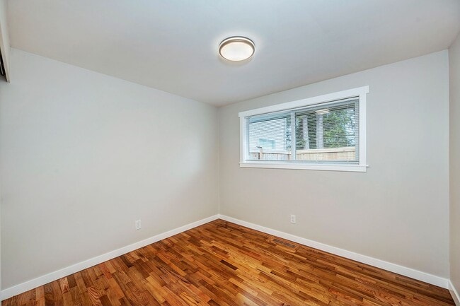 Building Photo - East Lynnwood Three Bed, 1 1/2 Bath Rambler