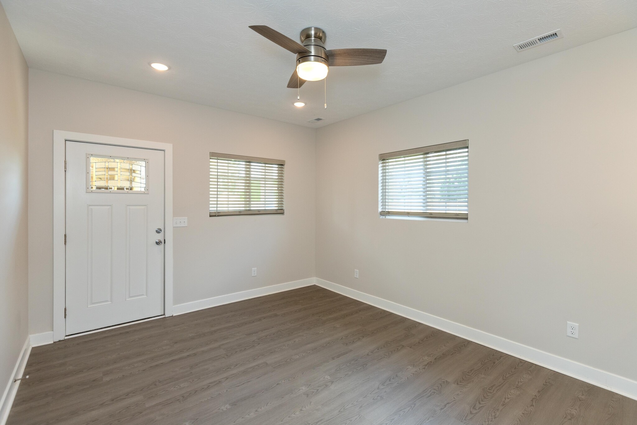 Downstairs Unit B Living Room - 752 N Elder Ave