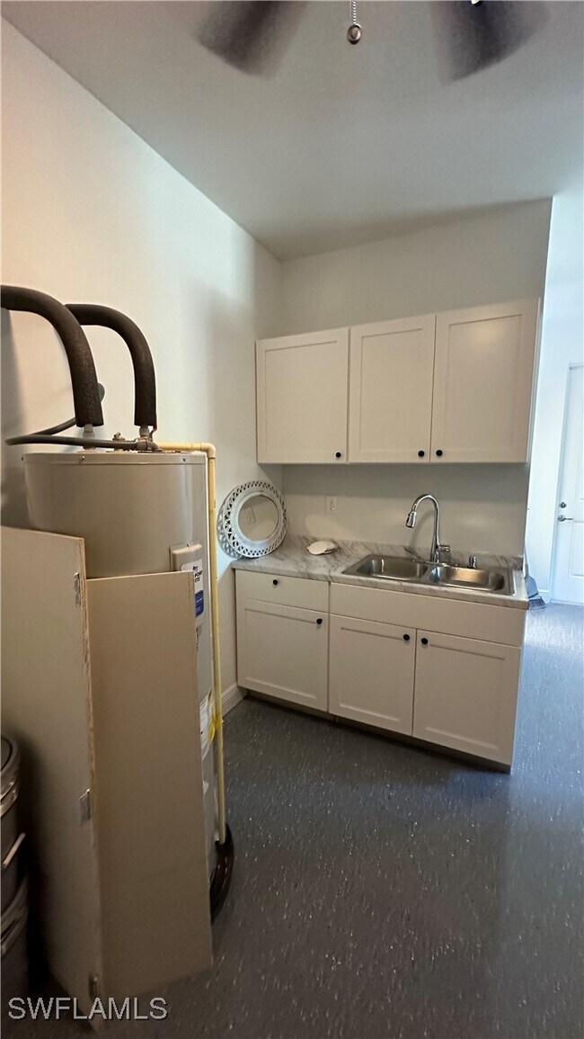 Building Photo - 2167 Della Dr