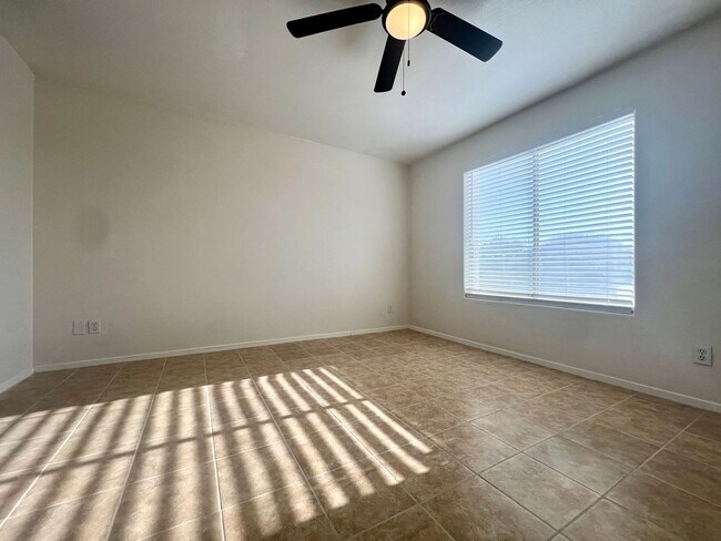 Building Photo - Spacious 3-bedroom, 2-bath condo with acce...