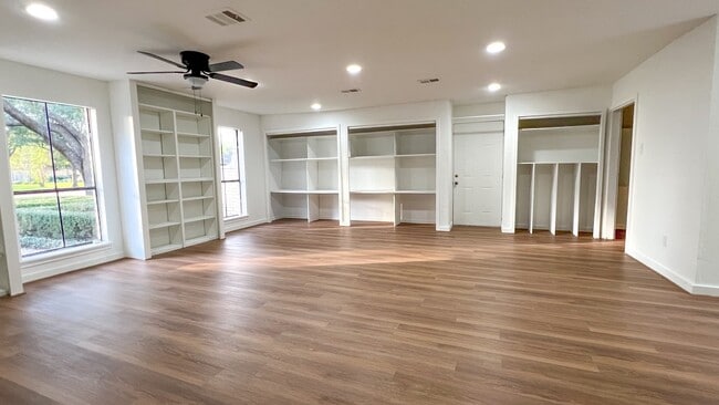 Building Photo - 372 Robbins Dr