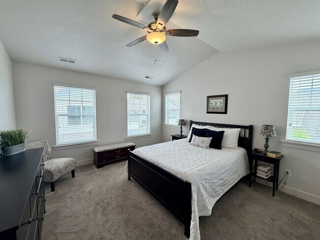 Building Photo - Gorgeous Like-New Townhome