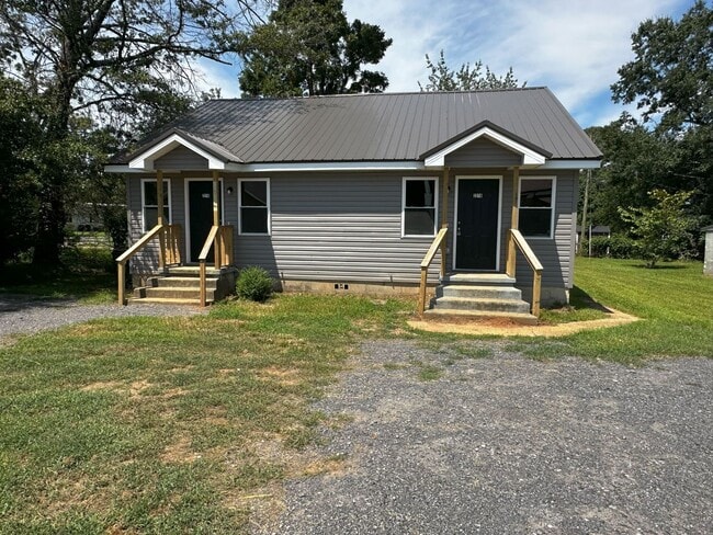 Building Photo - Beautifully Remodeled 2 Bedroom / 1 Bath D...