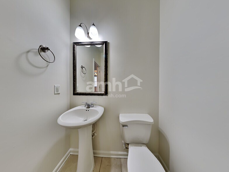 Building Photo - 687 Ivy Chase Loop